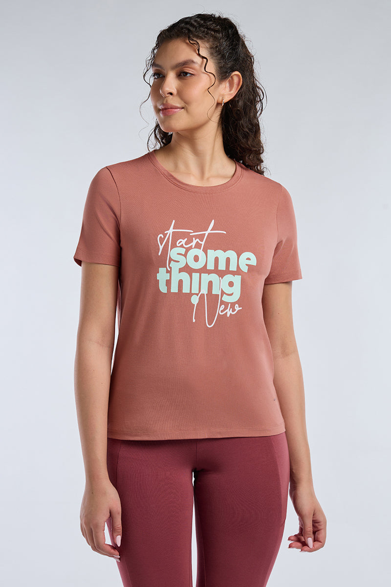ESSENTIAL PRINTED TEE - Brick Dust Base - Image 3 of 7
