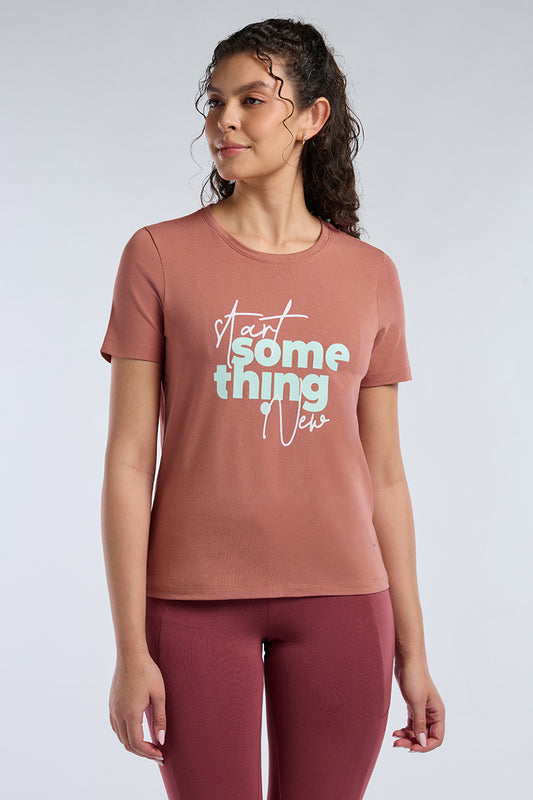 ESSENTIAL PRINTED TEE - Brick Dust Base