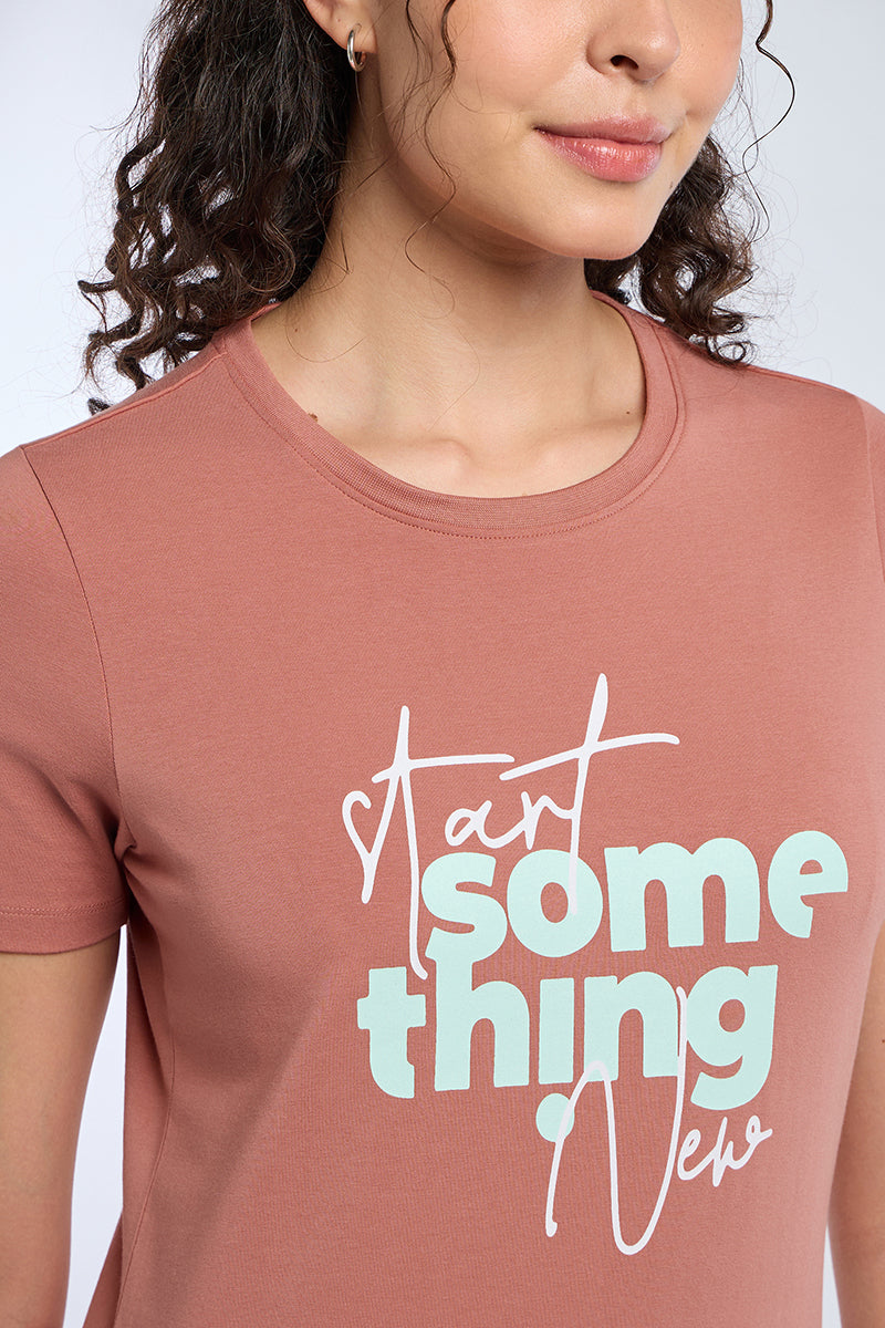ESSENTIAL PRINTED TEE - Brick Dust Base - Image 5 of 7