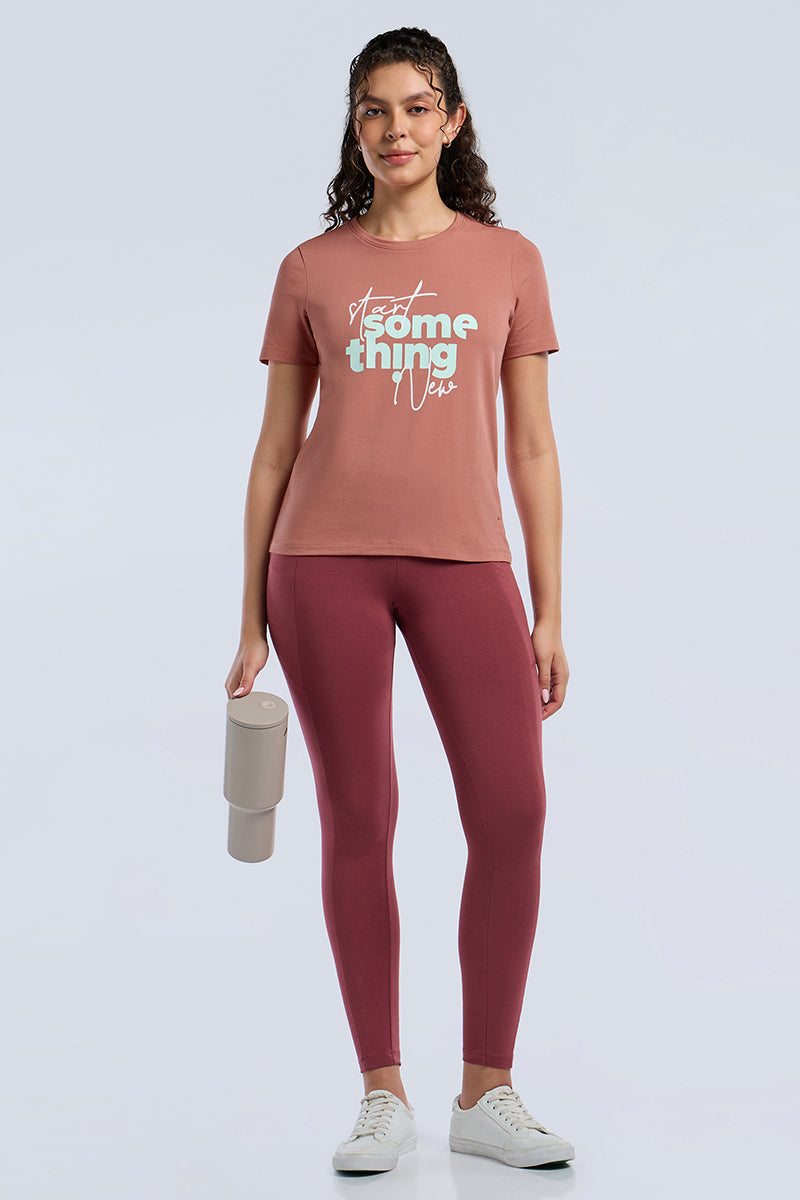 ESSENTIAL PRINTED TEE - Brick Dust Base