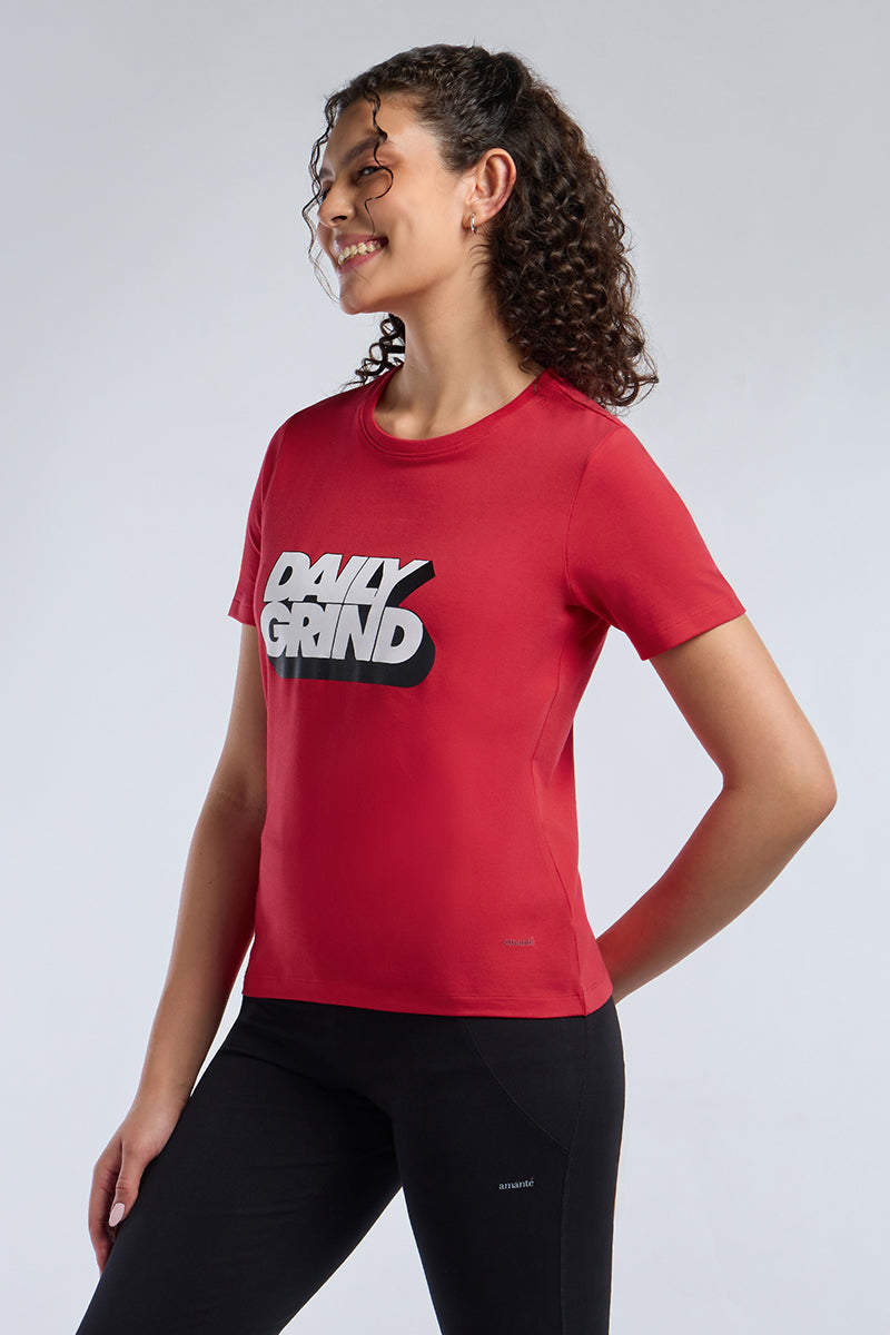 ESSENTIAL PRINTED TEE - Scarlet Base