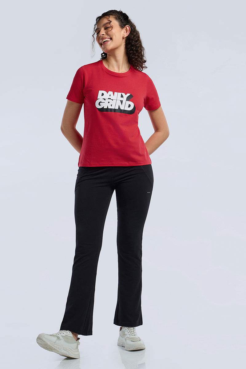 ESSENTIAL PRINTED TEE - Scarlet Base