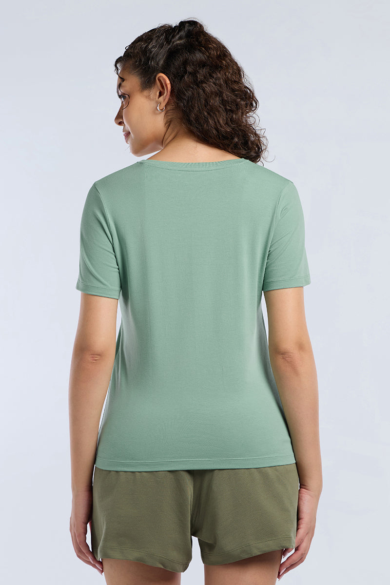 ESSENTIAL V-NECK PRINTED TEE - Granite Green Base