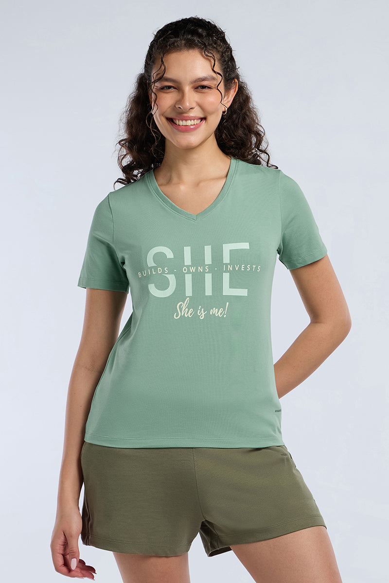 ESSENTIAL V-NECK PRINTED TEE - Granite Green Base