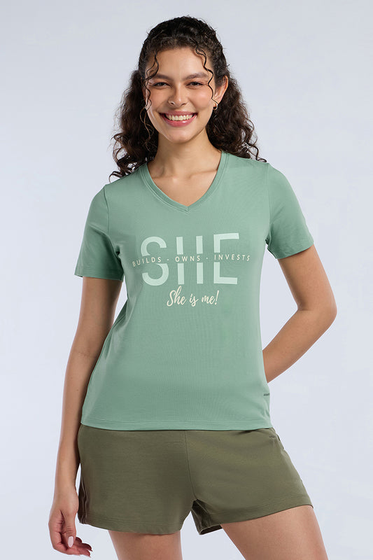 ESSENTIAL V-NECK PRINTED TEE - Granite Green Base