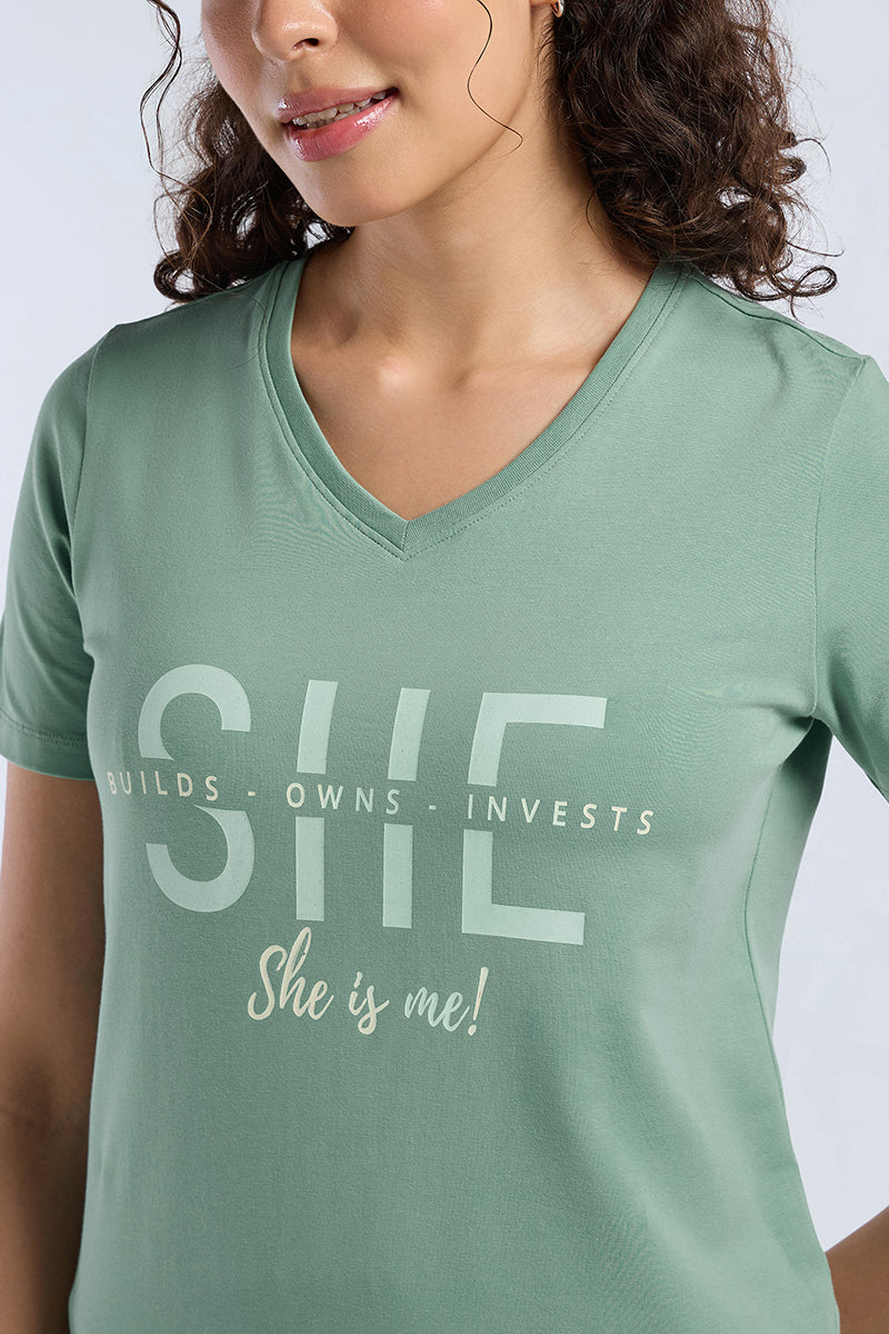 ESSENTIAL V-NECK PRINTED TEE - Granite Green Base - Image 4 of 6